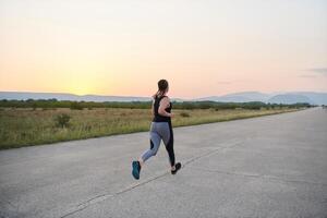 assolo passo. determinato atleta donna si imbarca su fitness viaggio per maratona preparazione. foto