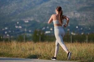 assolo passo. determinato atleta donna si imbarca su fitness viaggio per maratona preparazione. foto