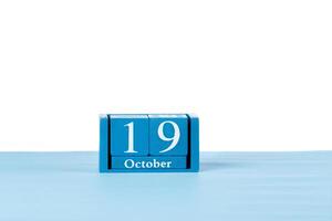 di legno calendario ottobre 19 su un' bianca sfondo foto