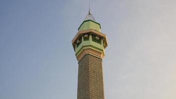 la torre della moschea in indonesia foto