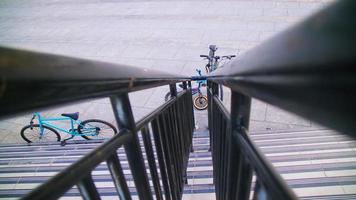 le biciclette vengono messe nei parchi cittadini in foto