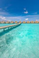 Maldive Paradiso isola. tropicale aereo paesaggio, paesaggio marino con molo, acqua bungalow ville con sorprendente mare laguna spiaggia. esotico turismo destinazione, estate vacanza sfondo. aereo viaggio foto