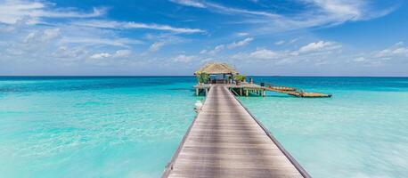 Maldive Paradiso sfondo. tropicale aereo paesaggio, paesaggio marino con lungo molo, acqua ville, sorprendente mare cielo e laguna spiaggia, tropicale natura. esotico turismo destinazione striscione, estate vacanza foto