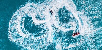 persone siamo giocando un' Jet sciare nel il mare. aereo superiore Visualizza, sorprendente natura sfondo. tropicale spiaggia. all'aperto sport e ricreazione attività, sorprendente aereo. la libertà avventura spiaggia giorno foto