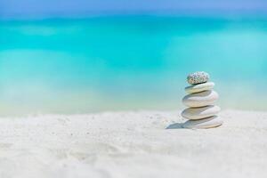 mare pietre equilibrio e benessere retrò terme concetto, ispirazione, zen piace e bene essere tranquillo composizione. avvicinamento di zen pietre a il spiaggia foto