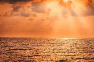 ispirazione calma mare con tramonto cielo. meditazione oceano e cielo sfondo. colorato orizzonte al di sopra di il acqua foto