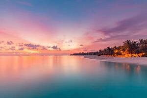 fantastica vista ingrandita delle calme onde dell'acqua di mare con la luce del sole al tramonto dell'alba arancione. paesaggio tropicale della spiaggia dell'isola, costa esotica della costa. vacanze estive, vacanza incredibile natura scenica. paradiso del relax foto