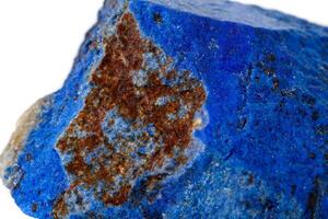 macro azzurrite minerale pietra con pirite inserti su un' bianca sfondo foto