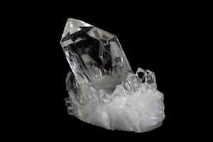 macro minerale pietra strass, roccia cristallo su un' nero sfondo foto