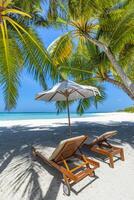 bellissimo spiaggia. sedie ombrello sabbioso spiaggia vicino mare. estate turismo e vacanza concetto per turismo. ispirazione tropicale paesaggio. tranquillo coppia rilassante spiaggia, tropicale destinazione foto