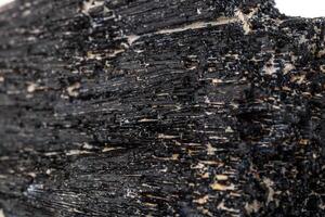 macro minerale pietra schorl, nero tormalina su un' bianca sfondo foto