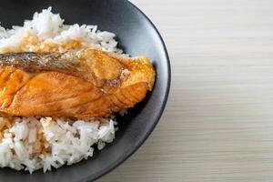 salmone grigliato con salsa di soia ciotola di riso foto