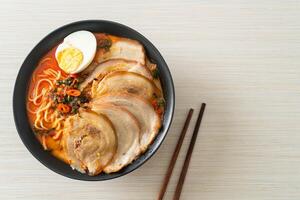 ramen noodles zuppa piccante di tomyum con arrosto di maiale foto