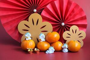 Cinese nuovo anno di il Drago Festival concetto. mandarino arancia, rosso buste, Drago e oro lingotto con rosso carta fan. Cinese personaggio da ji da li senso grande fortuna grande profitto. foto