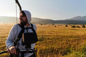 nebbioso mattina catturare. operatore video pronto per film bellissimo prato scene. foto