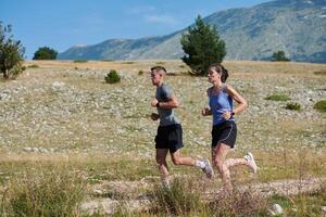 dinamico duo. pronto per il fitness coppia abbraccia fiducia e preparazione per imminente maratone foto