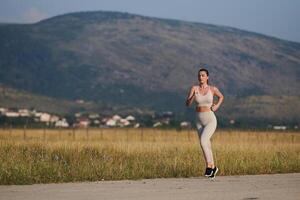 un' determinato donna atleta treni per successo nel il mattina sole. foto