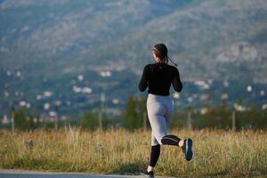 assolo passo. determinato atleta donna si imbarca su fitness viaggio per maratona preparazione. foto