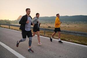 in esecuzione in direzione un' Comune obiettivo, un' gruppo di colleghi coraggiosi il nebbioso mattina aria, loro determinazione evidente nel ogni passo. foto