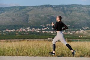 assolo passo. determinato atleta donna si imbarca su fitness viaggio per maratona preparazione. foto