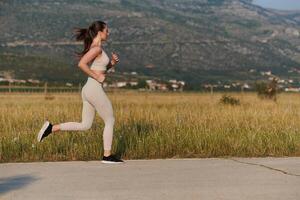 assolo passo. determinato atleta donna si imbarca su fitness viaggio per maratona preparazione. foto