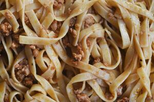 pasta con carne su un' piatto. delizioso tagliatelle con carne. italiano cucina. foto