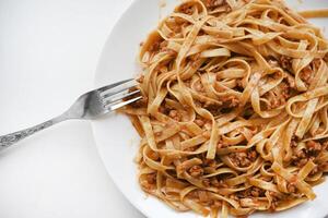 pasta con carne su un' piatto. delizioso tagliatelle con carne. italiano cucina. foto