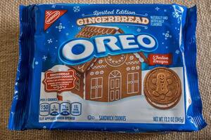 venendo, Georgia Stati Uniti d'America - dicembre 19, 2020 un non aperto pacchetto di Pan di zenzero Natale oreo biscotti avvicinamento foto