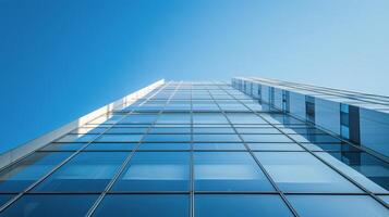 alto edificio con molte di finestre contro un' blu cielo foto