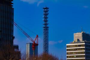 gru a il sotto costruzione dietro a il blu cielo nel tokyo foto
