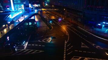 un' lasso di tempo di il strada a il centro nel osaka a notte alto angolo foto