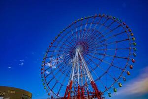 un' Ferris ruota a il divertimento parco nel odaiba tokyo giorno foto