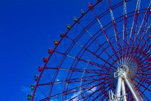 un' Ferris ruota a il divertimento parco nel odaiba tokyo giorno lungo tiro foto