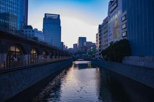 il fiume a mansei ponte nel tokyo largo tiro foto