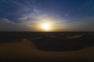 un' crepuscolo di panoramico sabbia duna a mhamid EL ghizlane nel Marocco largo tiro foto