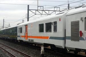 pendolare linea o elettrico treno nel Giacarta, Indonesia foto