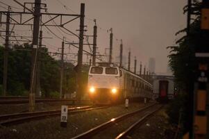 pendolare linea o elettrico treno nel Giacarta, Indonesia foto