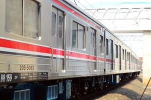 pendolare linea o elettrico treno nel Giacarta, Indonesia. foto