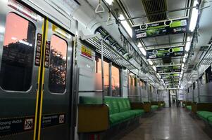 interno pendolare linea o elettrico treno nel Giacarta, Indonesia foto