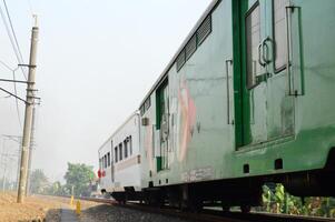 carico treno nel Giacarta, Indonesia. foto