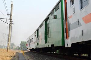 carico treno nel Giacarta, Indonesia. foto