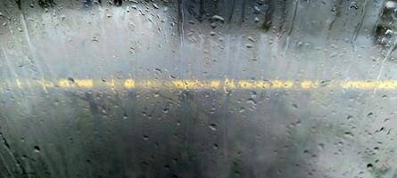 Visualizza di il autostrada a partire dal il nebbioso bicchiere foto