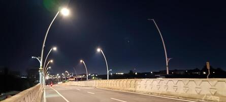 autostrada e strada luci a notte foto