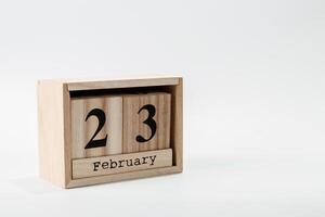 di legno calendario febbraio 23 su un' bianca sfondo foto