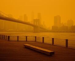 nuovo York città orizzonte nel arancia wildfire nebbia foto