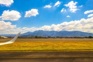 pista di decollo aeroporto città montagne panorama Visualizza a partire dal aereo costa rica. foto