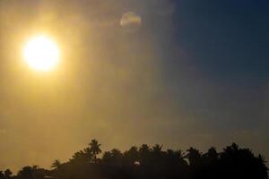 Maldive tropicale Paradiso isola d'oro tramonto Visualizza a partire dal rasdhoo. foto