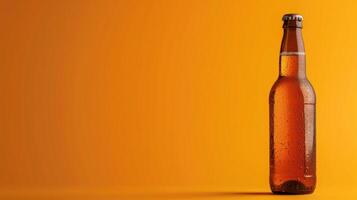 singolo birra bottiglia con condensazione contro un' vivace arancia sfondo foto