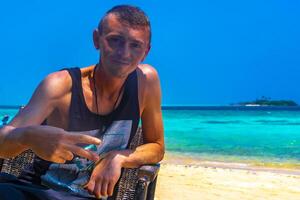 contento uomo nel acqua e su Paradiso tropicale spiaggia Maldive. foto