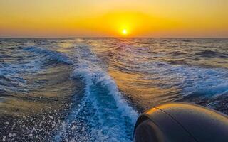 Maldive tropicale Paradiso isola d'oro tramonto a partire dal barca viaggio tour. foto